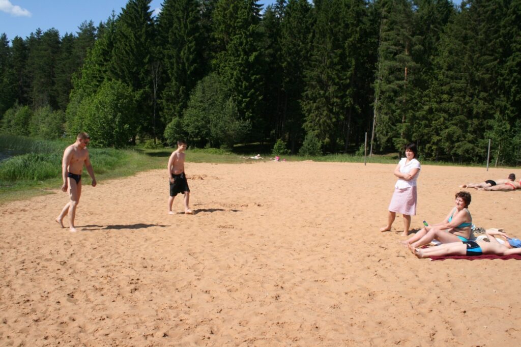 Vairāki atpūtnieki atzīst, ka sauļoties var, bet ūdens peldei vēl par aukstu. 
Autors: Aivars Zilbers