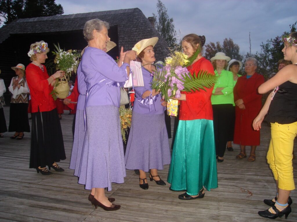 Ziedi senioru deju popularizētājai Valkas rajonā - Ženijai Daudzietei.
Autors: Sarmīte Ozola