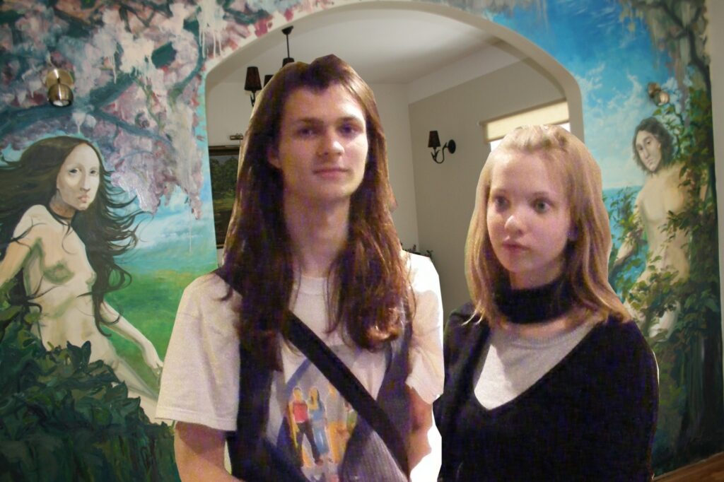 Jaunie mākslinieki Kristiāns Aglonietis un Adele Bērziņa sienu apgleznoja trijās naktīs.
Autors: Aldis Dubļāns