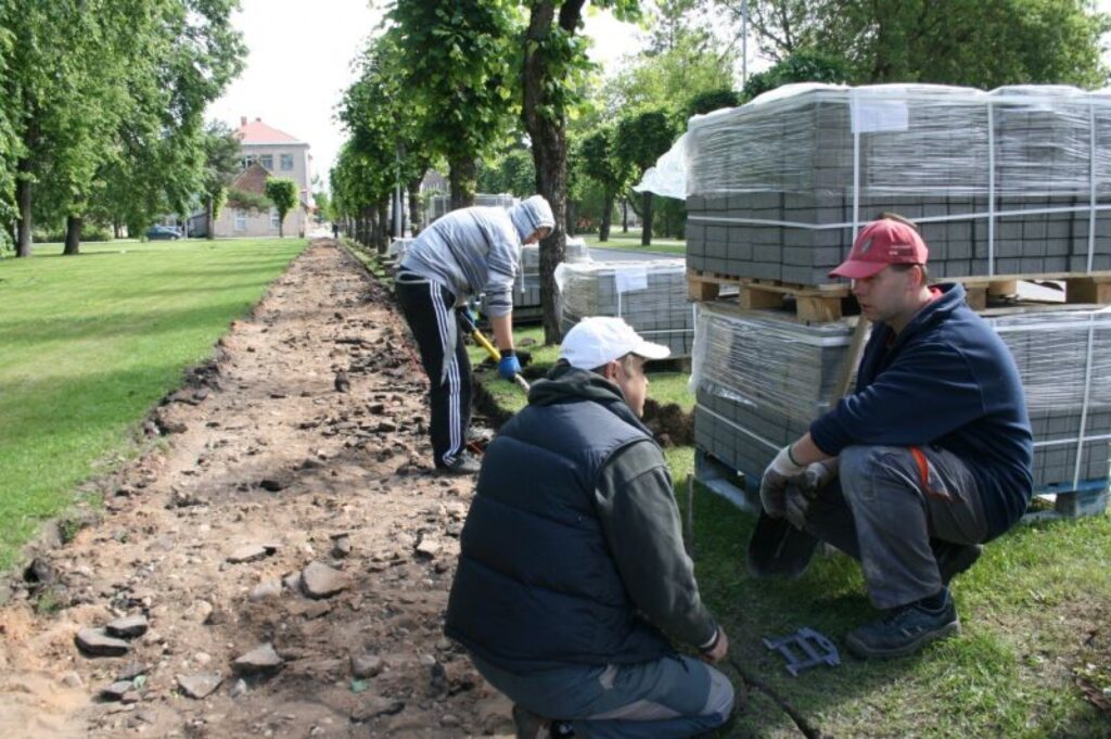 Šonedēļ vietējā celtniecības firma “Indrāni V” uzsāka jaunas ietves izbūvi iepretim pilsētas domes ēkai.
Autors: Inga Karpova