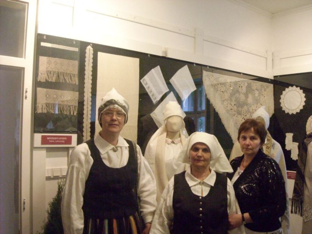 Valkas kultūras nama Tautas lietišķās mākslas studijas “Saulīte” dalībnieces Inese Pētersone (no kreisās), Aija Menžule un Astrīda Bērziņa iepazīst citu Eiropas valstu mežģīņu darinātāju pieredzi.
Autors: No personīgā arhīva