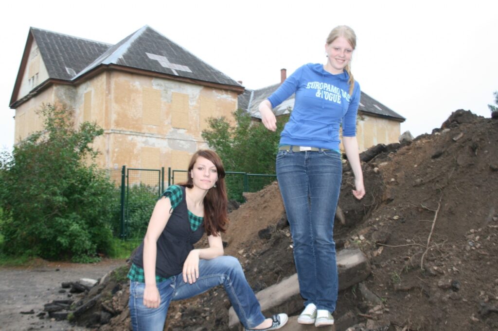 Grupas “Monologs divatā” dalībnieces Baiba Norlinde (no labās) un Kristīne Plūmīte sola, ka arī tad, kad studēs Rīgā, vienmēr labprāt uzspēlēs savā dzimtajā Valkā:
Autors: Inga Karpova