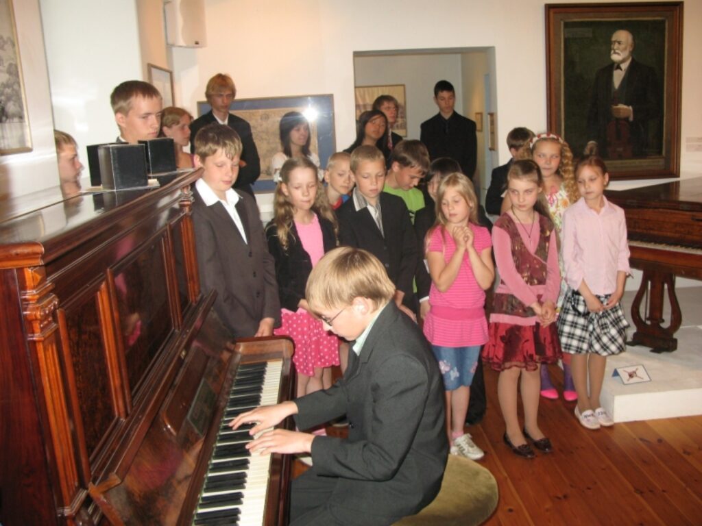 Skolēnu saietā uz restaurētajām muzeja klavierēm muzicēja Jānis Bērtiņš, bet mūzikas pedagogs Aivars Trēziņš pavadīja kopīgi nodziedāto dziesmu “Teici, teici, valodiņa”. 
Autors: Aldis Dubļāns