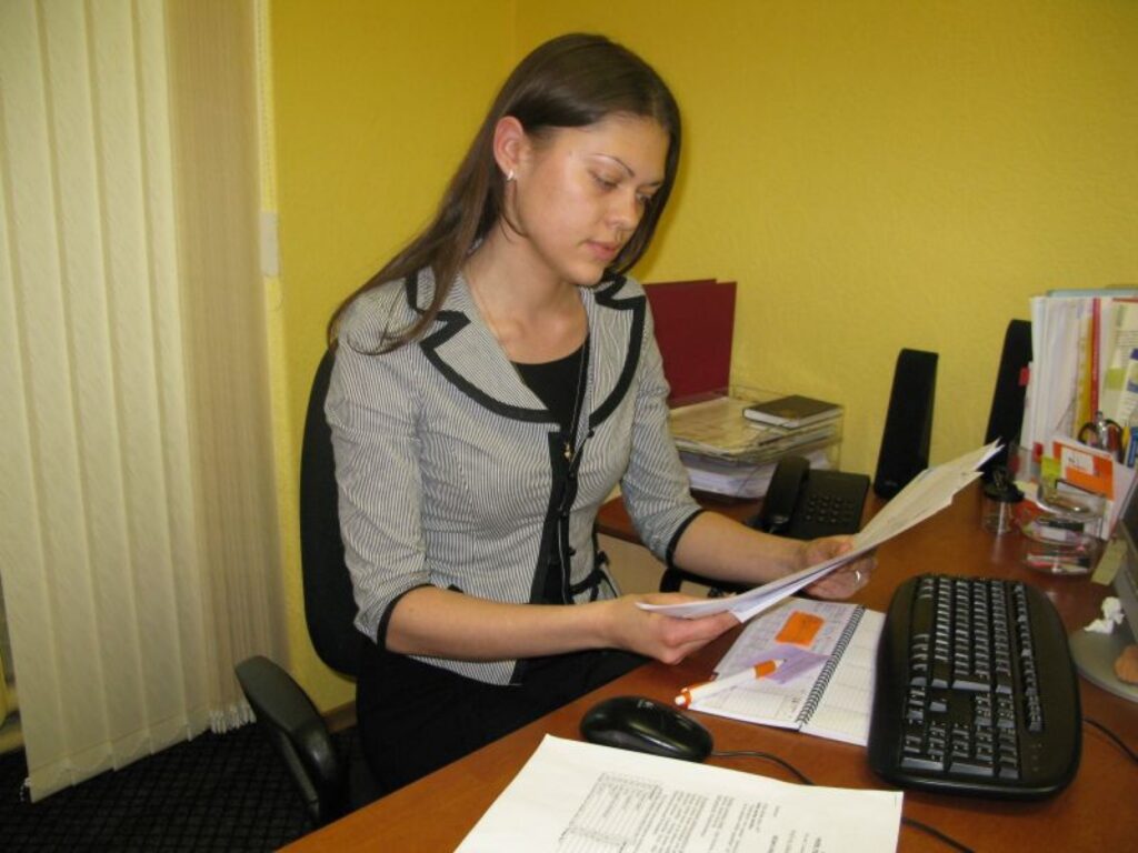 Smiltenes pilsētas domes juriste Sanita Mickeviča “Ziemeļlatviju” iepazīstina ar dzirdes invalīda Antona Spakoviča lietas dokumentiem un skaidro situāciju.
Autors: Santa Sinka