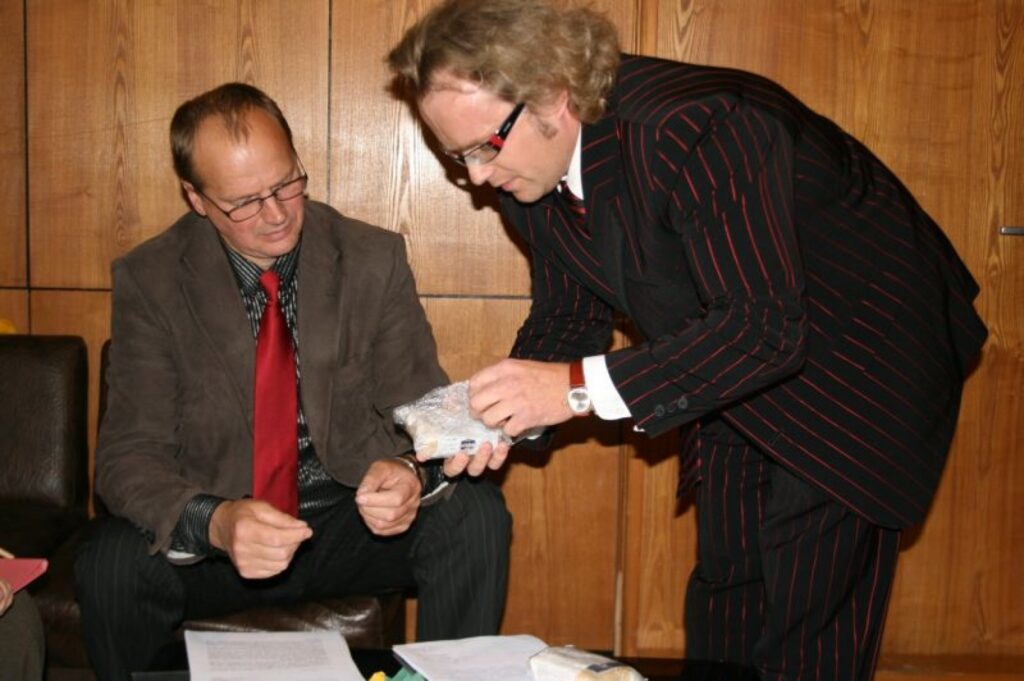 Akciju sabiedrības “Trikātas siers” šoferis Juris Ķiris (no labās) Vidzemes reģionālās darba inspekcijas vadītājam Edvīnam Straumem skaidro, ka arī krīzes laikā darba devējam jāievēro likumi. 
Autors: Aivars Zilbers