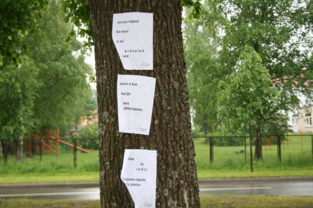 Šodien Valkā pa visu pilsētu pie kokiem un afišu dēļiem bija piestiprinātas lapas. 
Autors: Inga Karpova