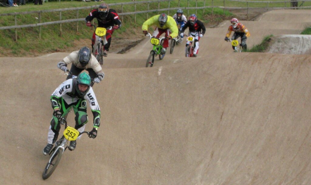  Latvijas Nacionālā BMX čempionāta 2. posmā M19+ grupā par medaļām cīnījās gan “Alko” braucēji, gan “Silvas ziķeru” sportists.
Autors: Santa Sinka