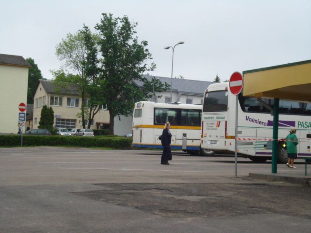 Kamēr Smiltenes autoosta atrodas pilsētas centrā, iedzīvotājiem ar autobusu rūkoņu un izplūdes gāzēm jāsamierinās
Autors: Baiba Šķērīte