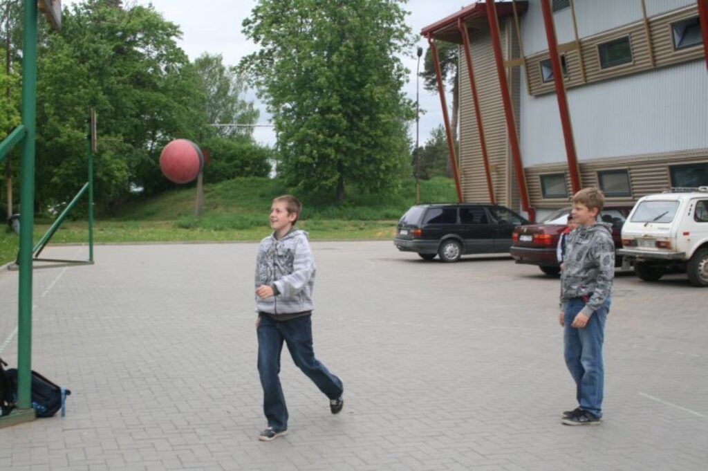 Klāvs Visockis un Jurģis Gartmanis vasaras brīvlaik;a labprāt uzspēlē bumbu. 
Autors: Inga Karpova