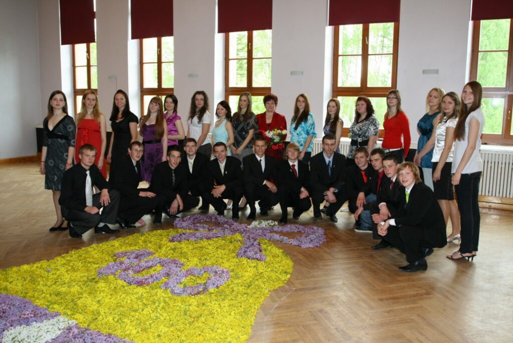 Šogad 12 .klasi absolvē arī jaunais, talantīgais kalnu riteņbraucējs Toms Knostenbergs (piektais no kreisās). Skola viņam paliks atmiņā arī ar savu lielisko 12.b klasi.
Autors: No personīgā arhīva