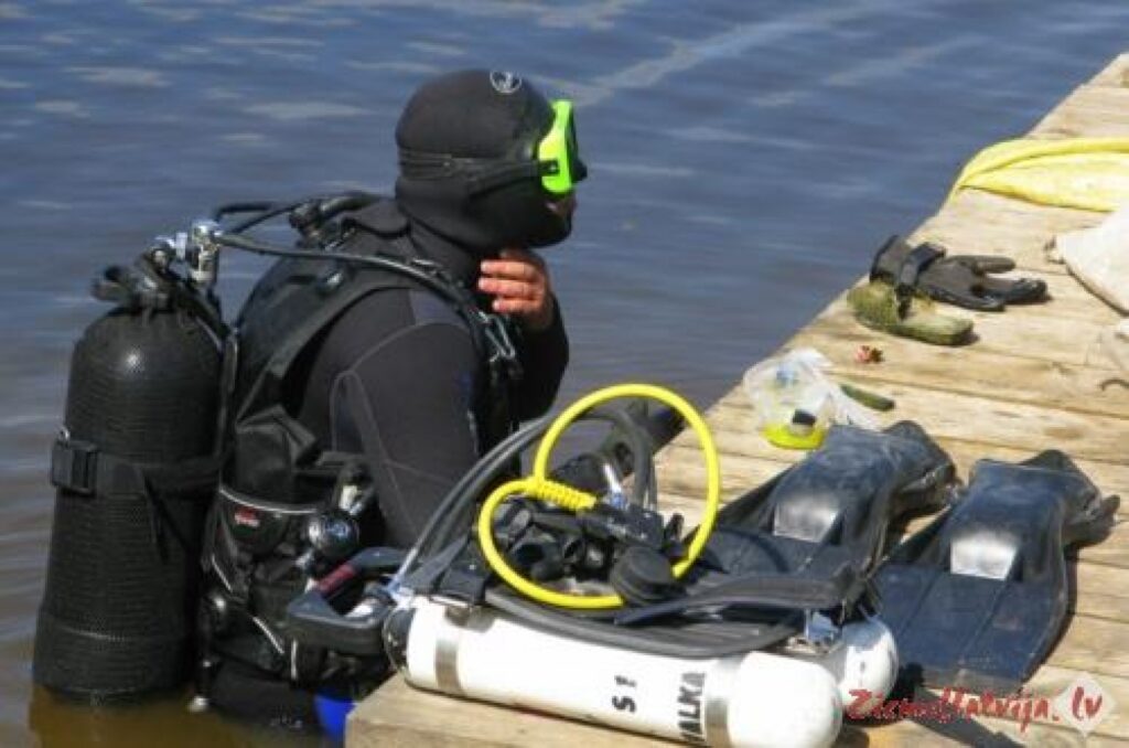 Jau trešo gadu Valsts ugunsdzēsības un glābšanas dienesta glābējs Aivars Bahurs gatavs nirt Tepera peldvietā, lai to attīrītu no atpūtnieku samestajiem priekšmetiem.
Autors: Santa Sinka
