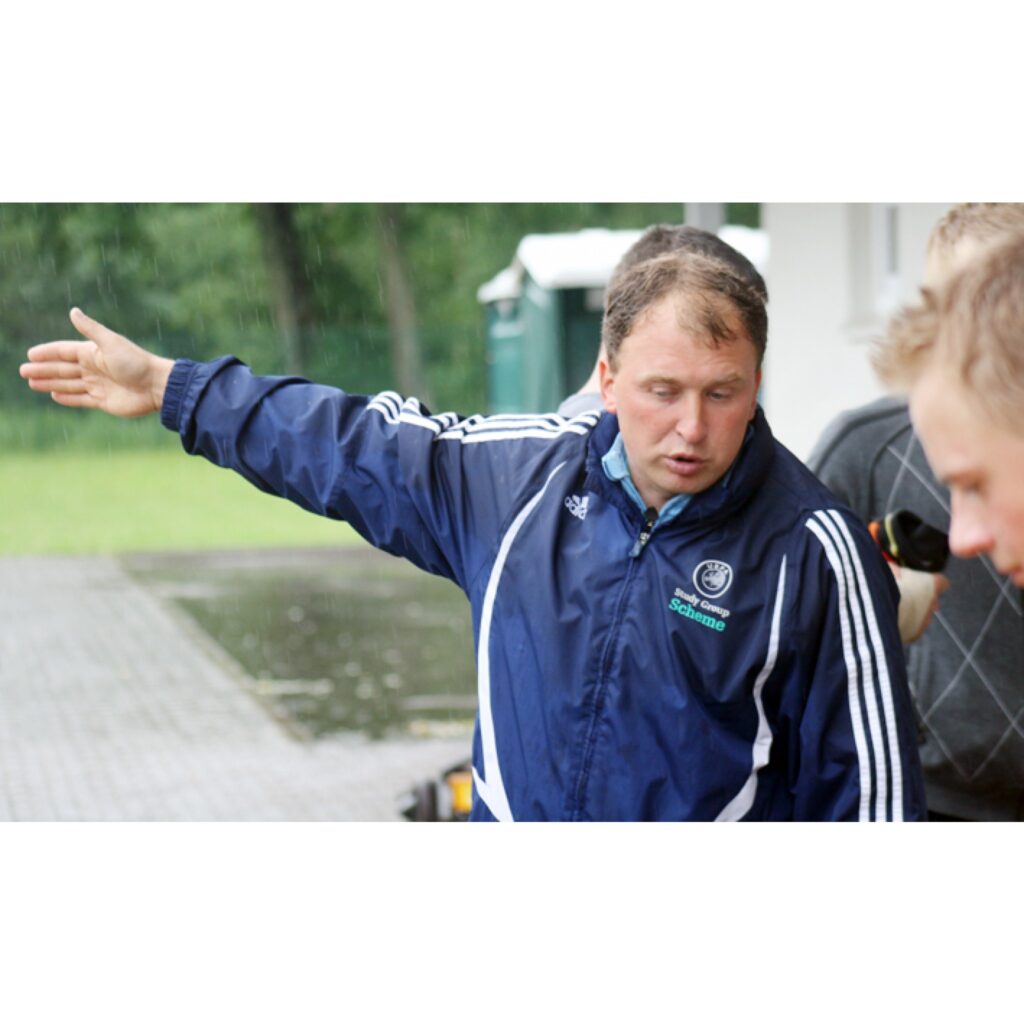 Vidzemes čempionāts futbolā, kas notika sestdien Valkas stadionā, norisinājās ekstrēmos apstākļos. Rezultāts: Smiltene - Valka 0:0.
Autors: Aldis Dubļāns