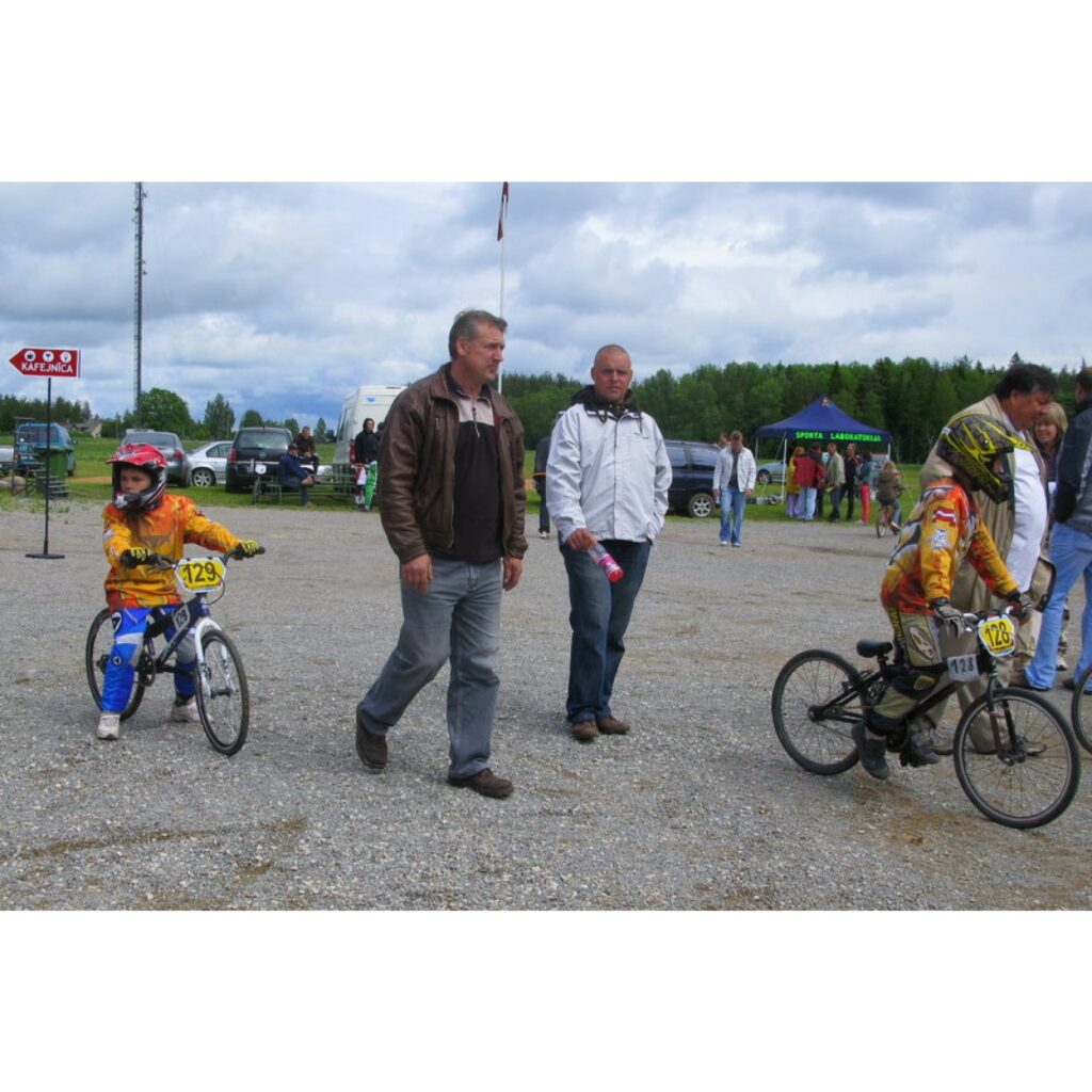 6. jūnijā Smiltenes BMX kluba „Silvas Ziķeri” un Valkas „Alko” sportisti piedalījās 21. Latvijas Nacionālā BMX čempionāta 2. posmā un Valmieras pagasta kausa izcīņā Open un Super Pro grupās. Trasē bija ko redzēt, azartiskas un dinamiskas...
Autors: Santa Sinka