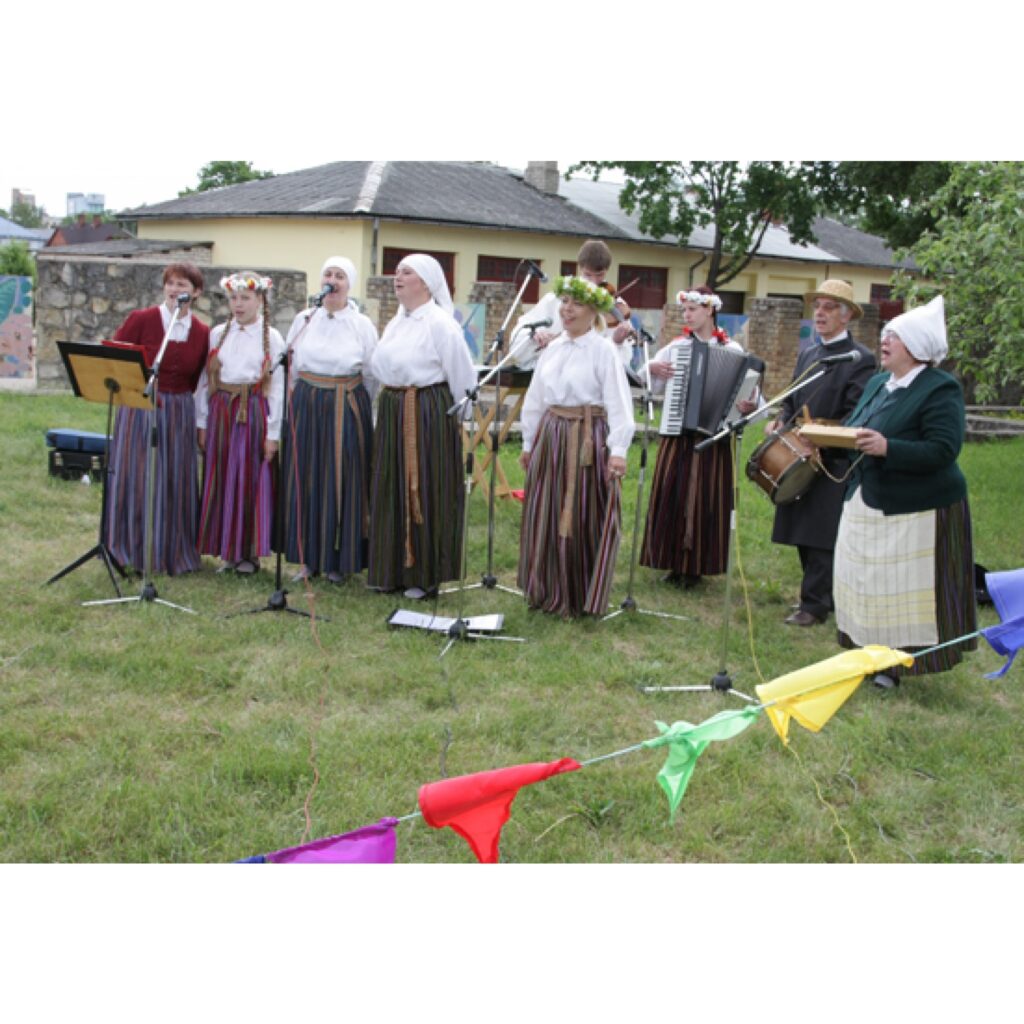 Šogad pilsētas svētku programma bija neparasti plaša, turklāt šie svētki norisēja vienlaikus ar Jāņa Cimzes 195 gadu jubileju un Vidzemes draudzes skolu skolotāju semināra 170. gadadienu.
Autors: Aldis Dubļāns