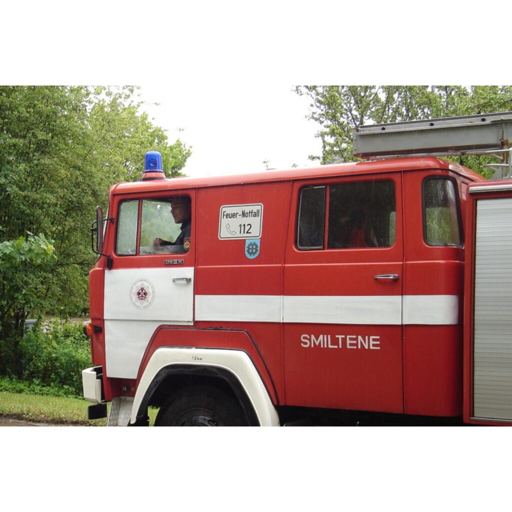 Šodien spēcīgās vēja brāzmas nolauza koku pie Smiltenes slimnīcas. Nelaimīgas sagadīšanās dēļ koks uzkrita pie daudzdzīvokļu mājas novietotai automašīnai. Cilvēki nav cietuši.
Autors: Santa Sinka