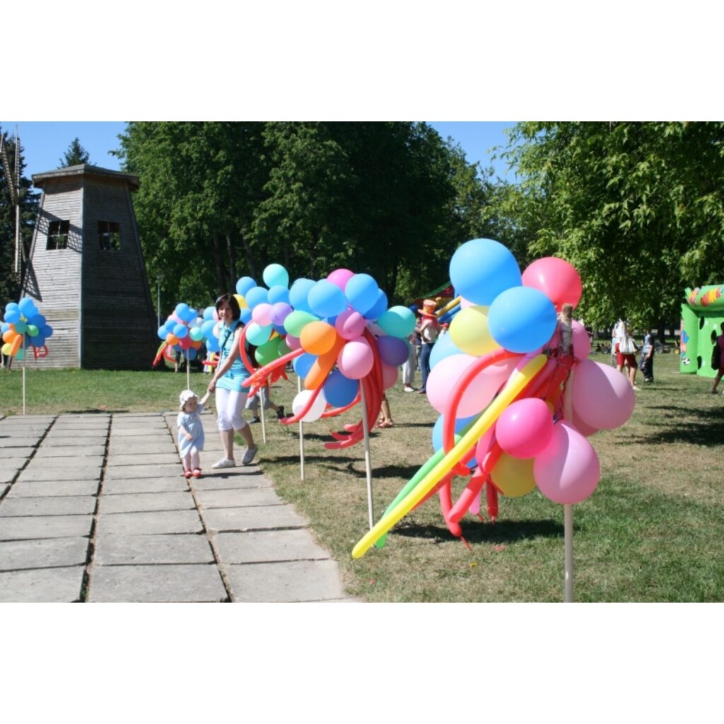 Svētdien daudzu bērnu ar krāsām nosmērētie pirkstiņi liecināja, ka viņi piedalījās Starptautiskajai bērnu aizsardzības dienai veltīto svētku aktivitātēs Valkā.
Autors: Inga Karpova