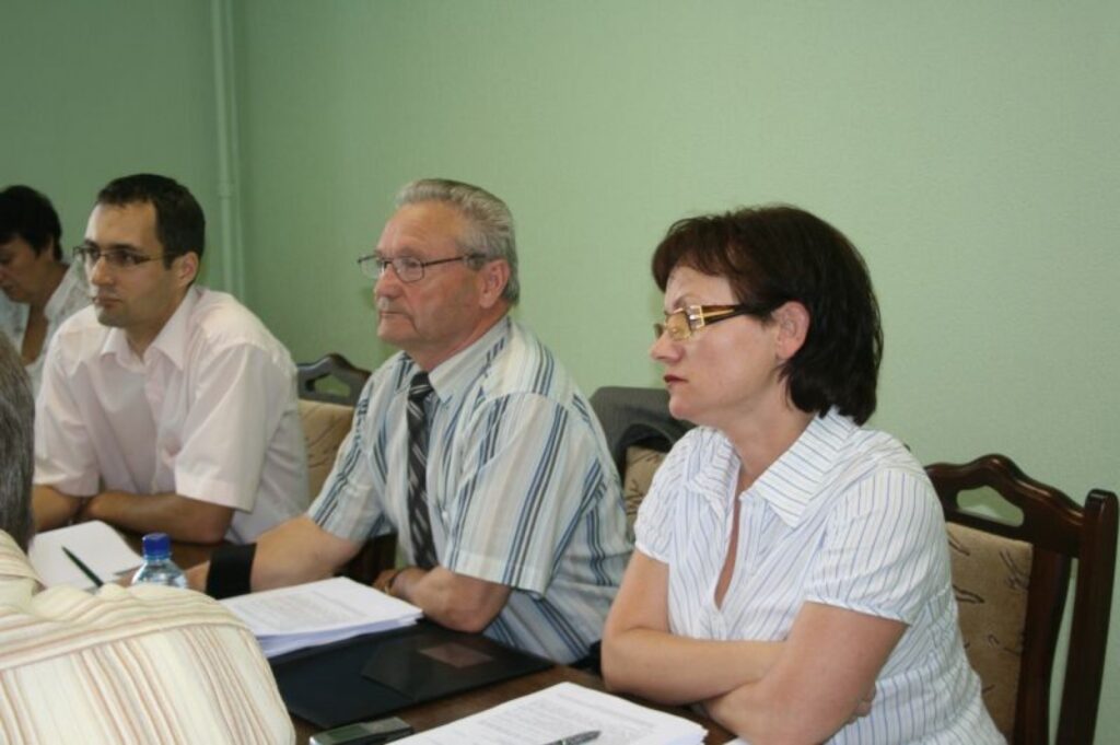 Ceturtdien Valkas novada vadība – domes priekšsēdētāja vietnieks Viesturs Zariņš (no kreisās), priekšsēdētājs Kārlis Albergs un priekšsēdētāja vietniece Unda Ozoliņa – aicināja deputātus atbalstīt lēmumu par vairāku aizdevumu ņemšanu.
Autors: Inga Karpova