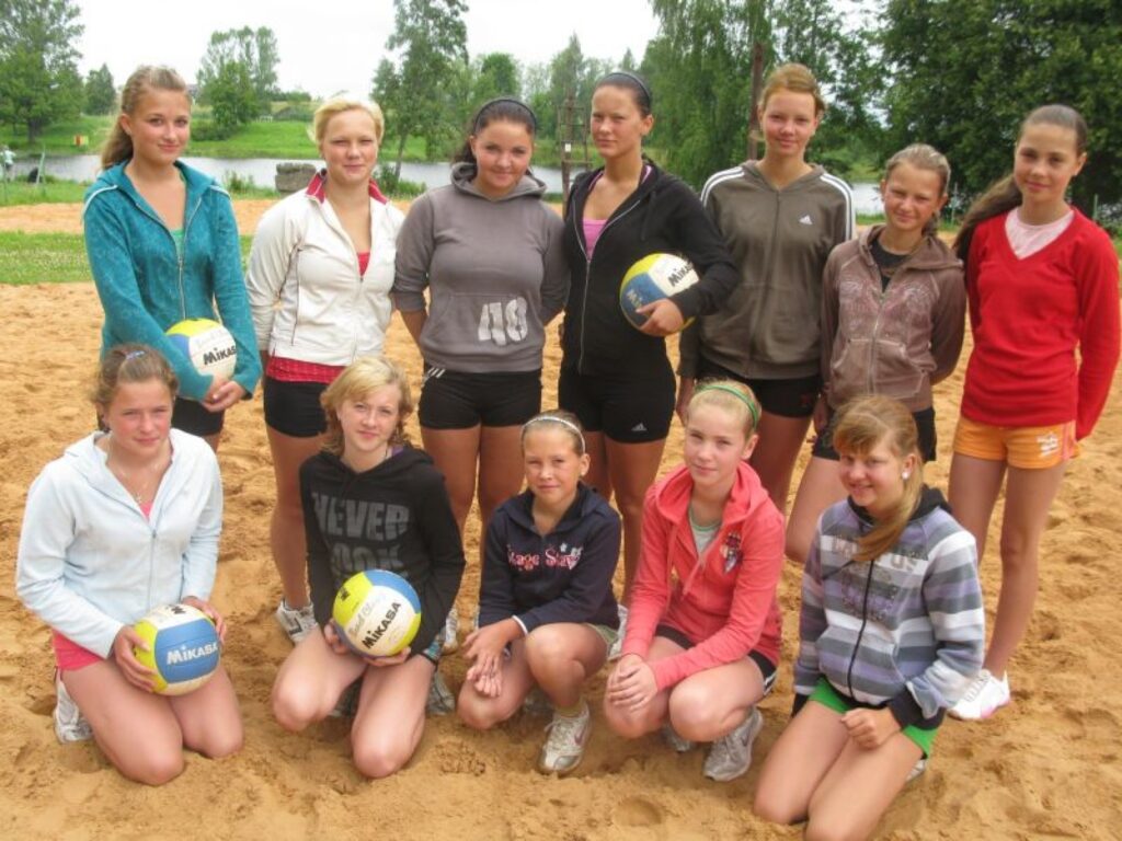 Smiltenes sporta skolas audzēknes šovasar sacenšas Latvijas jaunatnes čempionātā pludmales volejbolā un jau pirms pēdējās reģiona kārtas iekļuvušas valsts finālā.
Autors: Sandra Pētersone