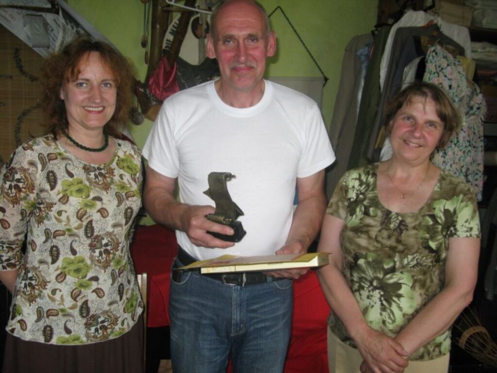 Īsi pirms pirmizrādes režisoru Andri Liepiņu negaidīti apciemoja ciemiņi no Burtnieku novada - Nelda Bailīte (no kreisās) un Ligita Jenča, lai pasniegtu “Lielo tencinājumu”.
Autors: Sandra Pētersone