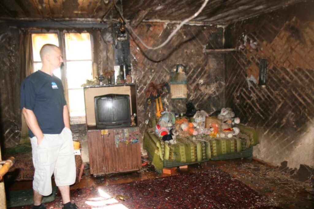 Ēveles pagasta “Antuļu” māju saimnieces dēls Romualds Petrovs domā, ka ugunsgrēkā nopostītā māja būs jānojauc līdz pamatiem.
Autors: Inga Karpova