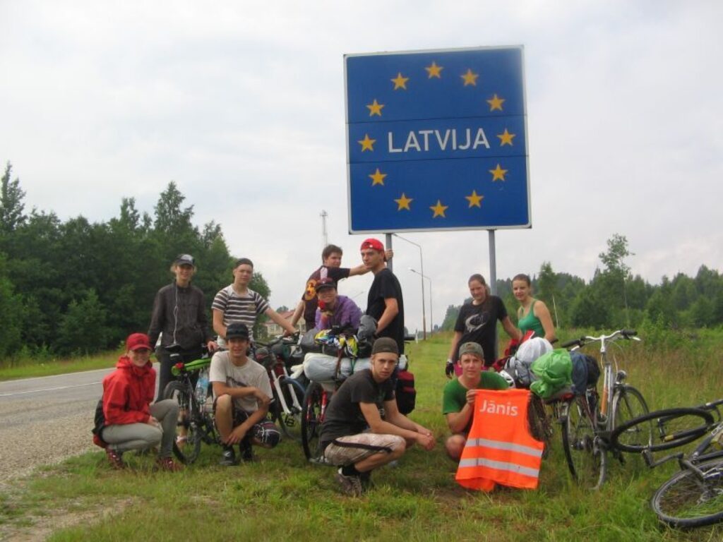 Pēdējie kilometri līdz mājām, iebraucot Latvijā, velosipēdistiem no Smiltenes jauniešu apvienības “Lieliskie” bija diezgan grūti. Taču ceļojums bija tā vērts.
Autors: No personīgā arhīva