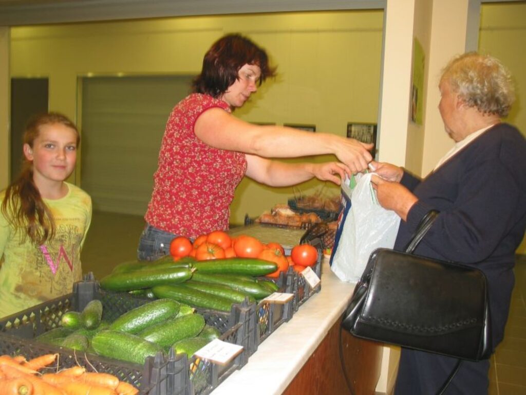 Sestdien tirdzniecības centrā “Walk” zemnieku tirdziņā rosījās zemnieku saimniecības “Purmaļi” ļaudis – Raneta Bratka ar meitu Baibu.
Autors: Inga Karpova