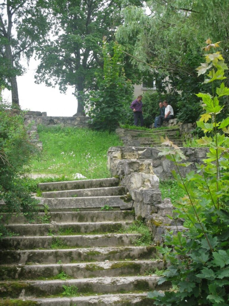 Iedzīvotāji satraucas, ka kāpnes, kas ved no Smiltenes kultūras un sporta centra uz bērnu spēļu laukumu, nav sakoptas un pārvēršas par pastāvīgu dzērāju uzturēšanās vietu.
Autors: Baiba Šķērīte