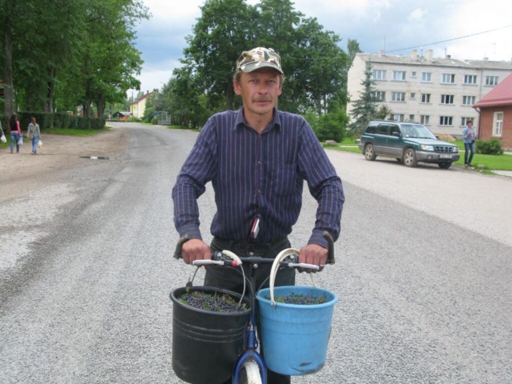  Riteņbraucējs Ansis Ozols piekrīt, ka Palsmanes centrā vajadzēja atjaunot asfaltu: “Vecais bija diezgan krāmīgs, bedrains, sevišķi lejā pie veikala.”
Autors: Sandra Pētersone