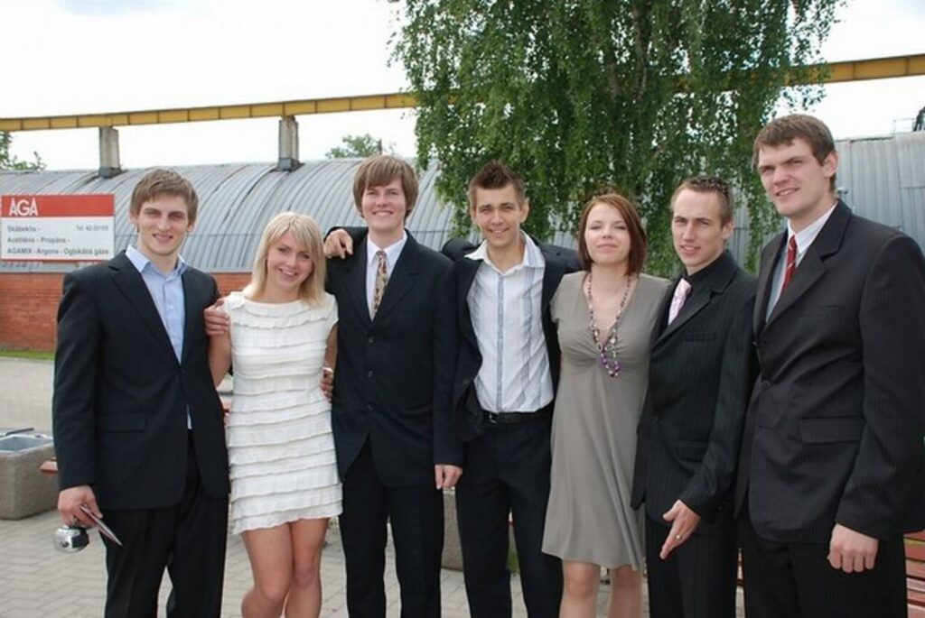 Mareks Paulītis (vidū) kopā ar draugiem augstskolas izlaidumā.
Autors: No personīgā arhīva