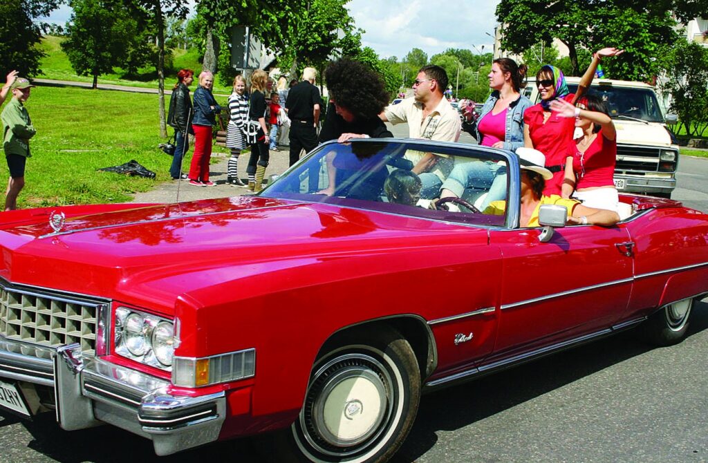 Vislielāko skatītāju uzmanību parasti piesaista pagājušā gadsimta vidū ražotie amerikāņu limuzīni
Autors: Aldis Dubļāns