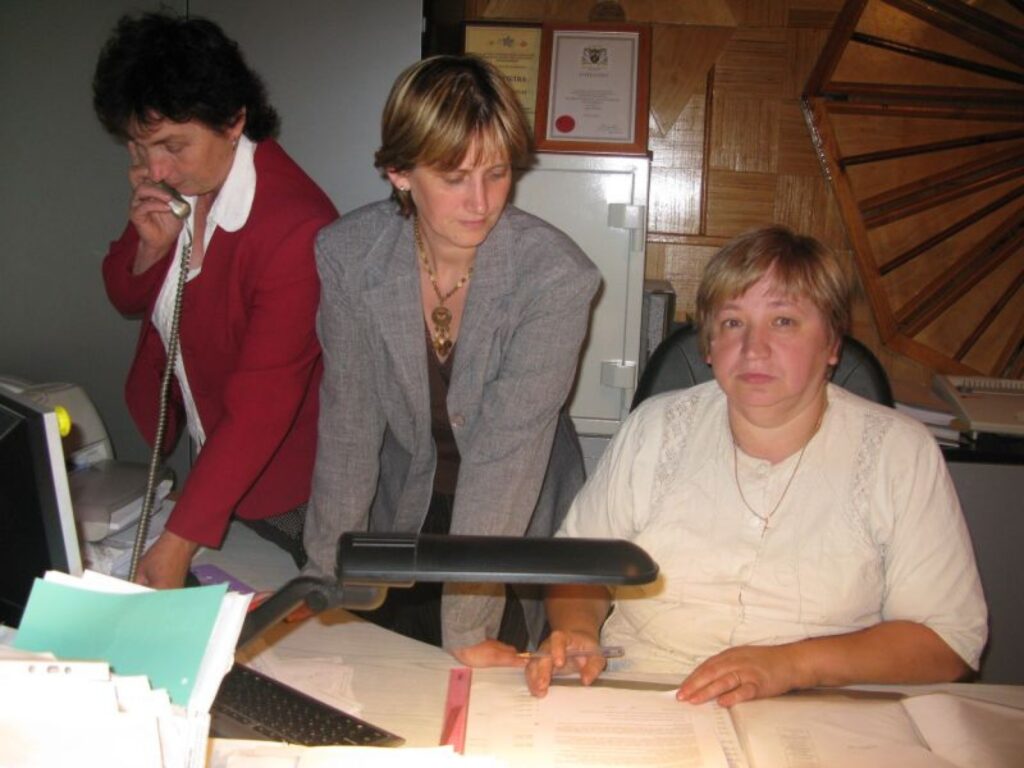 Smiltenes novada deputāti un izpildvara par labu pagasta pārvaldes piemēru atzīst līdzšinējo Palsmanes pagasta padomi. Šobrīd no darbiniekiem atvaļinājumā nav tikai grāmatvede Antra Bondare (no kreisās), izpilddirektore Tigna Podniece un galvenā grāmatvede Līga Puriņa
Autors: Sandra Pētersone