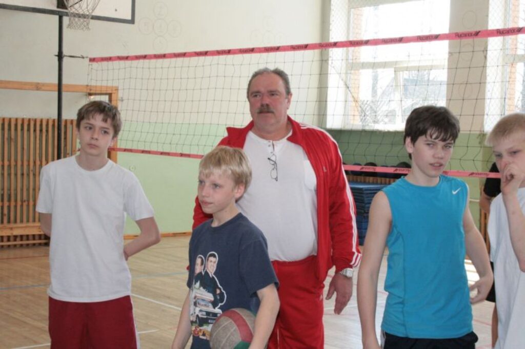 Volejbola treneris Kārlis Raudiņš ar jaunajiem Valgas volejbolistiem – Igaunijas čempioniem savā vecuma grupā.
Autors: Aldis Dubļāns