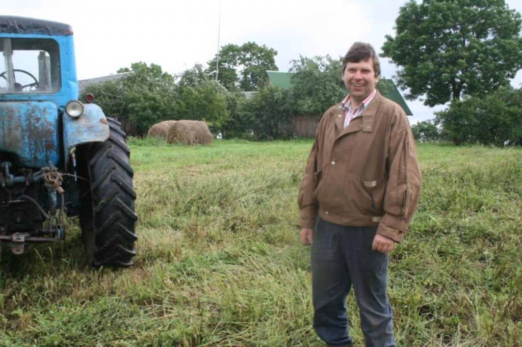 Zemnieks Dzintars Jurševskis atzīst, ka piena iepirkuma mazā cena rada zaudējumus, bet jāstrādā vien ir, jo jāmaksā kredīti.
Autors: Aivars Zilbers