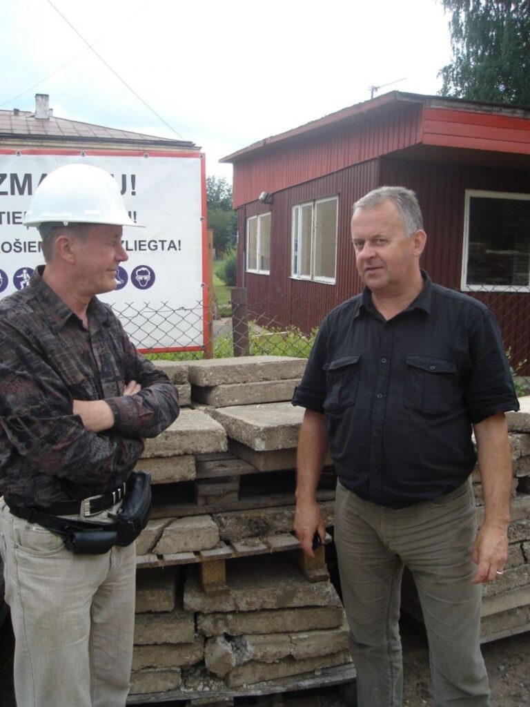 Smiltenē bērnudārza ēkā Mētras ielā sākušies vērienīgi renovācijas darbi. To izpildi precizē būvdarbu vadītājs Roberts Dzelzskalējs (no kreisās) un Smiltenes novada domes tehniskais direktors Uldis Rudzītis.
Autors: Sandra Pētersone