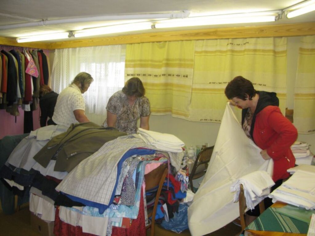 Sarkanā Krusta Smiltenes nodaļas vadītāja Maruta Vīgante saka lielu paldies mājas īpašniekiem, kas ļāva mitināties Kalna ielas 2 pagrabstāvā.
Autors: Baiba Šķērīte