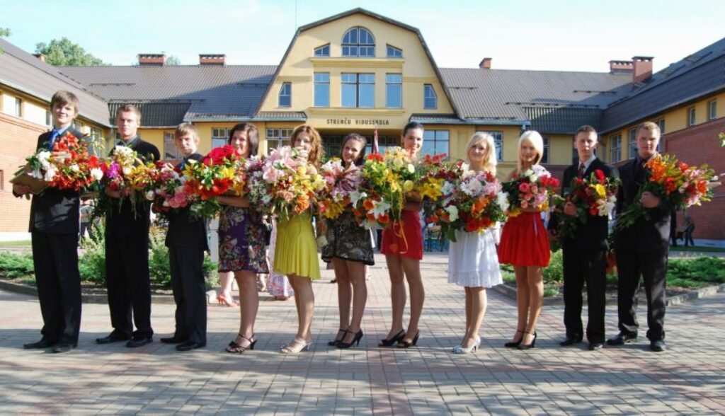 Sestdien Strenču vidusskolu absolvēja 12. klase, par kuru tās audzinātāja Sarmīte Krūze saka: “Tās skolas ilgi nebūs”.
Autors: Annija Ence