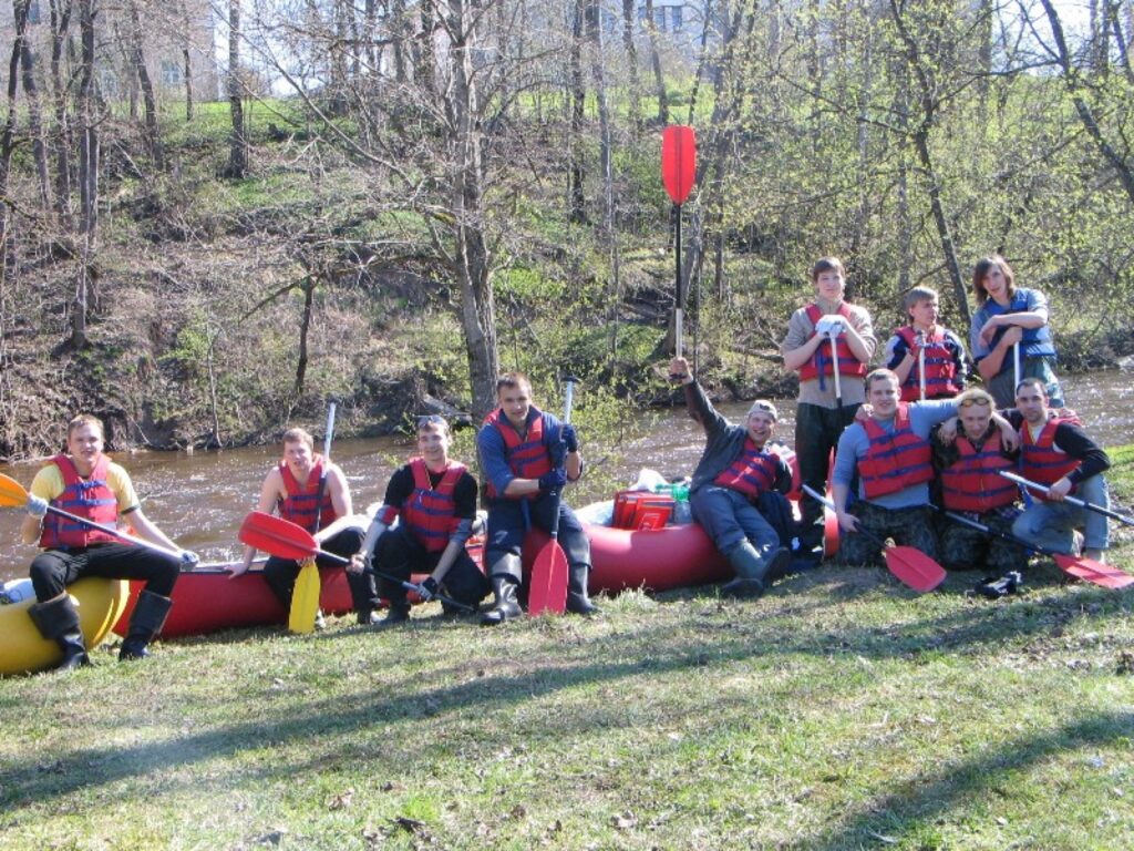 Juris Žurovičs (pirmais no kreisās) brīvo laiku labprāt pavada aktīvā atpūtā. Ilgi palikšot atmiņā ar draugiem brauciens laivās pa Ogri.
Autors: No personīgā arhīva