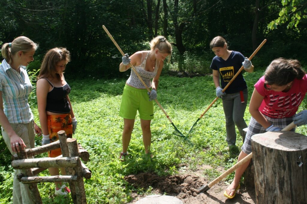 Valkas jaunieši sakopa pērn iekārtoto atpūtas vietu pie Varžupītes.
Autors: Inga Karpova