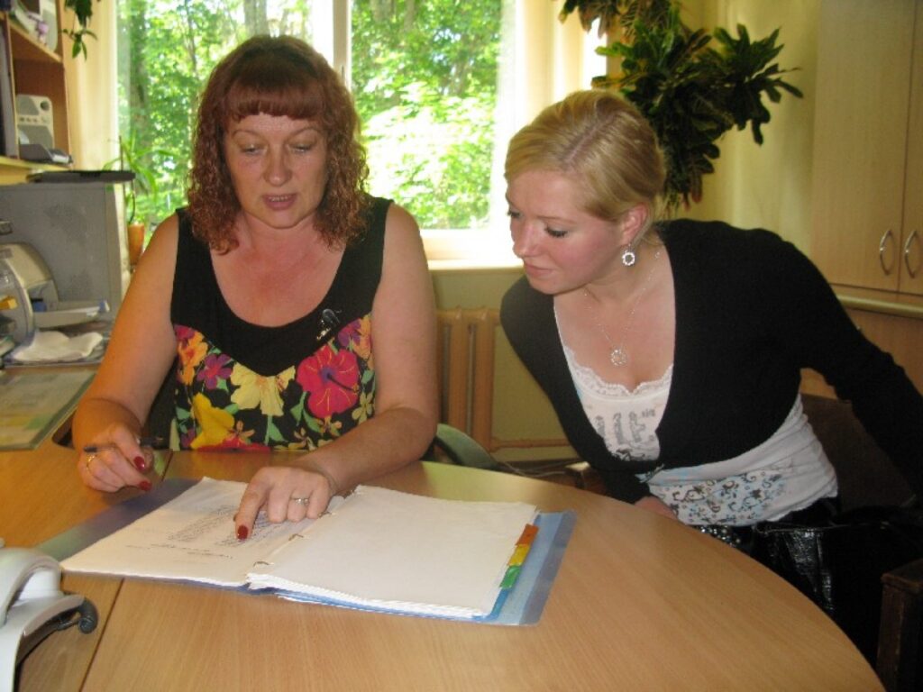 Iesniedzot uzņemšanas dokumentus Smiltenes tehnikuma sekretārei Elitai Šembelei, trapeniete Jolanta Atslēga cer, ka viņai vieta skolā vēl būs.
Autors: Sandra Pētersone