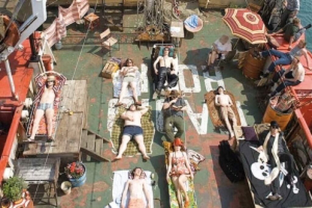 «Radio pirātu» kuģis simbolizē hipiju laikmeta brīvības pamatvērtības, kad mūzika kļūst par sociālu fenomenu.