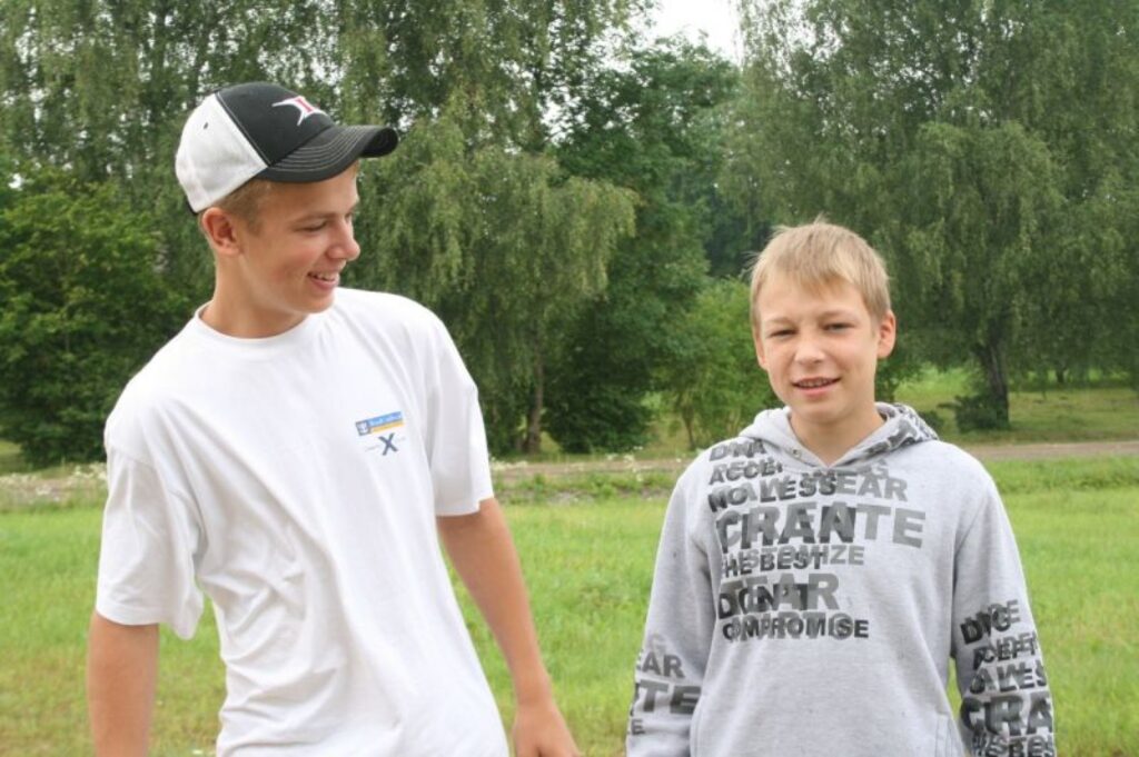 Vijciema pamatskolas puiši Māris Šaicāns un Klāvs Bošs ir atgriezušies no hokeja treniņnometnes Ogrē un drīz dosies uz nākamo Salacgrīvā. 
Autors: Aldis Dubļāns