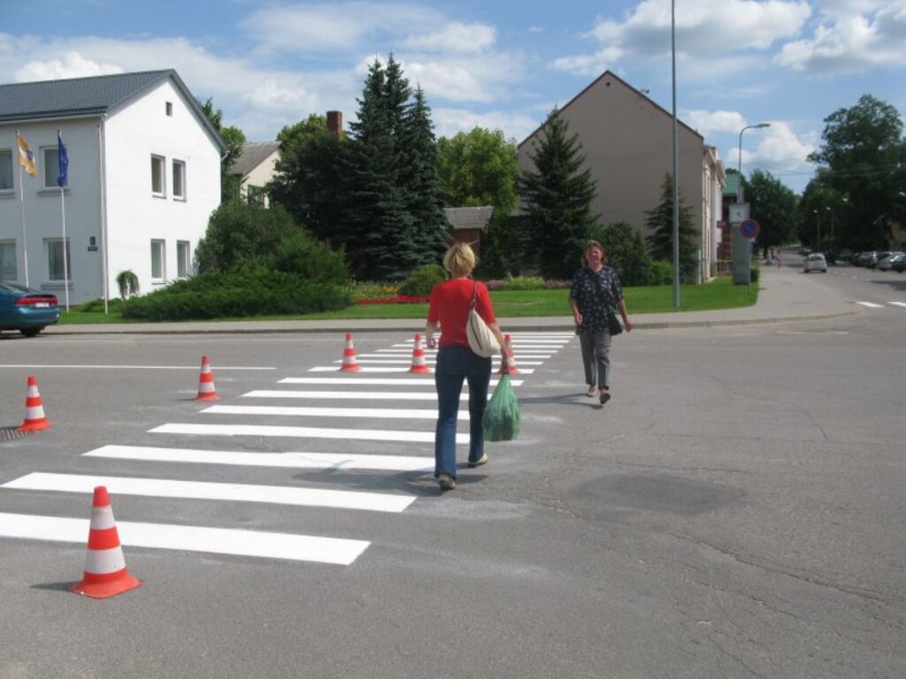 Trešdien Smiltenes ielu gājēju pārejas un brauktuves ass līnijas atguva krāsojumus. 
Autors: Baiba Šķērīte