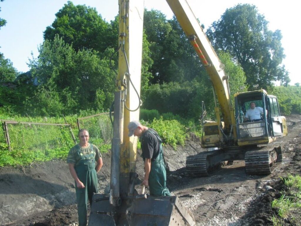 Vakar no paša rīta Pedeles upes krastā rosījās SIA “Valkas meliorācijas” darbu vadītājs Andris Podiņš (no kreisās), strādnieks Ivo Zandersons un ekskavatora vadītājs Viktors Iļjins.
Autors: Inga Karpova
