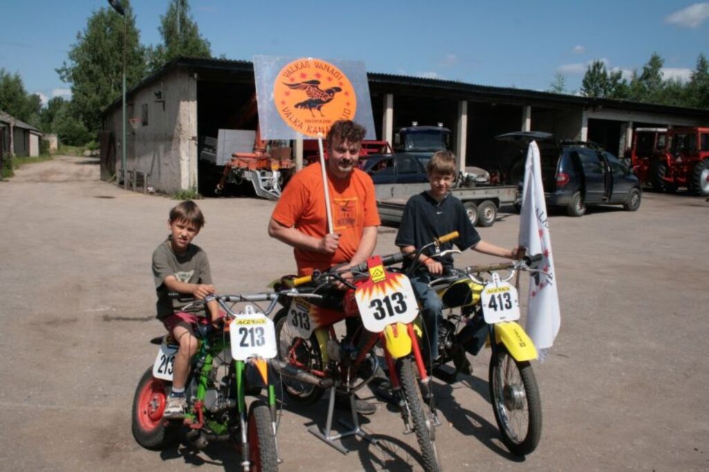 Normunds Gredzens ar dēliem Niku un Roju pirmās sacīkstes “Zelta mopēdā” uzskata par labu debiju.
Autors: Aldis Dubļāns