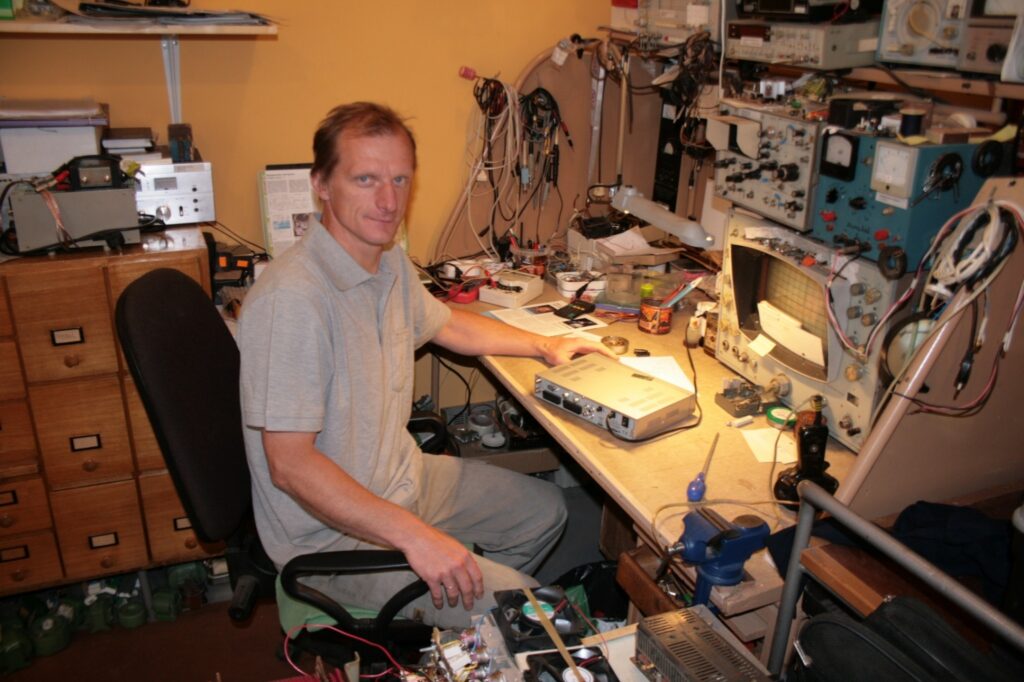 “Valkas Elektrona” kabeļtīklu tehniķis Valdis Milbergs allaž gatavs novērst jelkurus defektus. 
Autors: Aldis Dubļāns