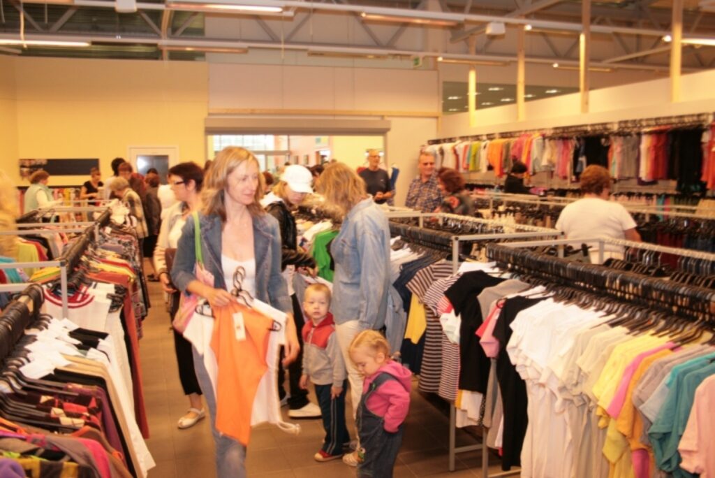 Tirgotavas “Walk” atklāšanas dienā visgarākās rindas veidojās apģērbu veikalā “Air Port”, kur par simbolisku cenu pārdod Eiropas noliktavās iestāvējušos jaunus apģērbus. 
Autors: Aldis Dubļāns