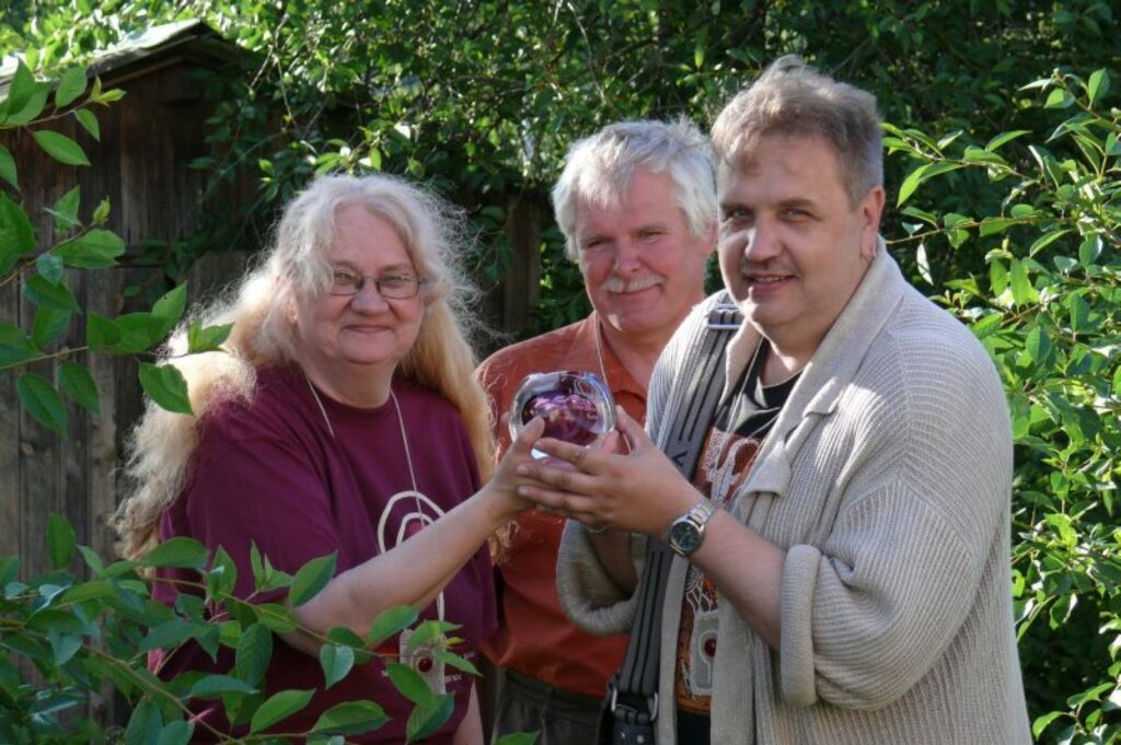 Teātru festivāla Balvos organizētāja Vaira Resne pasniedz balvu Valkas teātra dalībniekam Haraldam Eglītim un režisoram Aivaram Ikšelim.
Autors: No personīgā arhīva