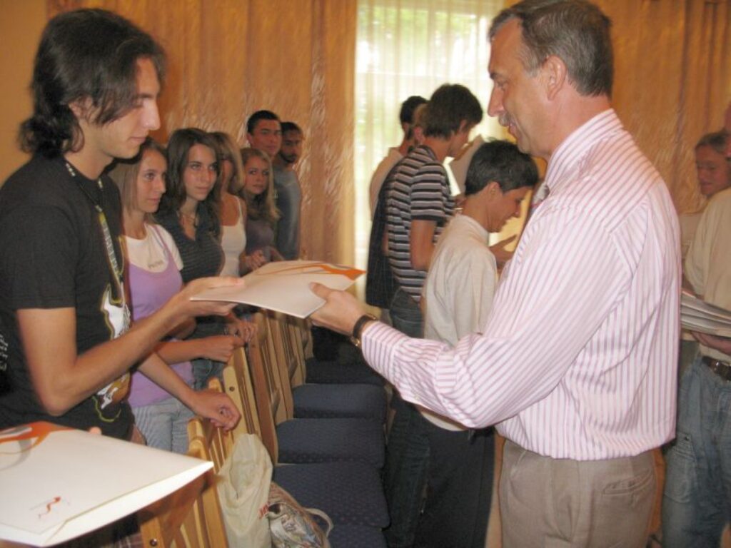 Itāļu jauniešu delegāciju pieņēma Smiltenes novada domes priekšsēdētājs Ainārs Mežulis. Šī tikšanās ciemiņiem paliks atmiņā arī ar nelielu viņa pasniegtu dāvanu.
Autors: Sandra Pētersone