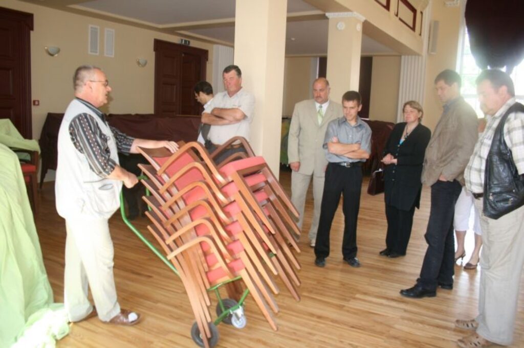 Valkas kultūras nama direktora vietnieks saimnieciskajā darbā Aleksandrs Gruntmanis novada deputātiem rāda nopirktos krēslus, uzsverot to izcilo kvalitāti.
Autors: Aivars Zilbers