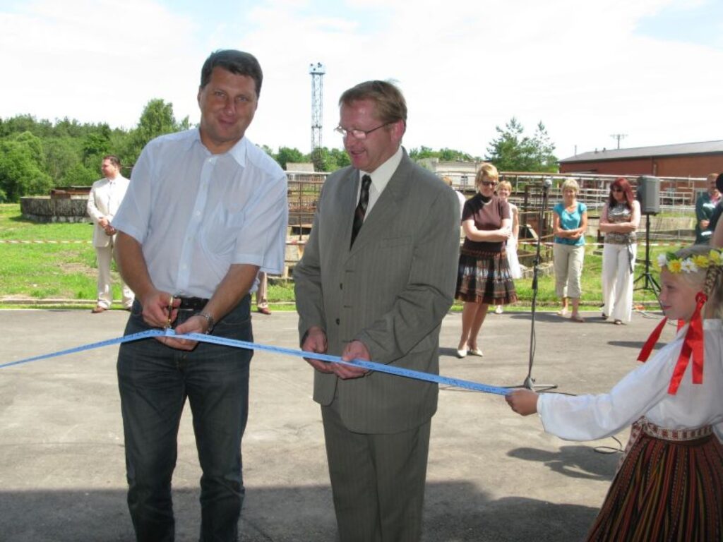 Vides ministrs Raimonds Vējonis (no kreisās) uzteica smilteniešus, arī namu pārvaldes vadītāju Raiti Melderi par jaunajām notekūdeņu attīrīšanas iekārtām, jo vide kļūs tīrāka.
Autors: Sandra Pētersone